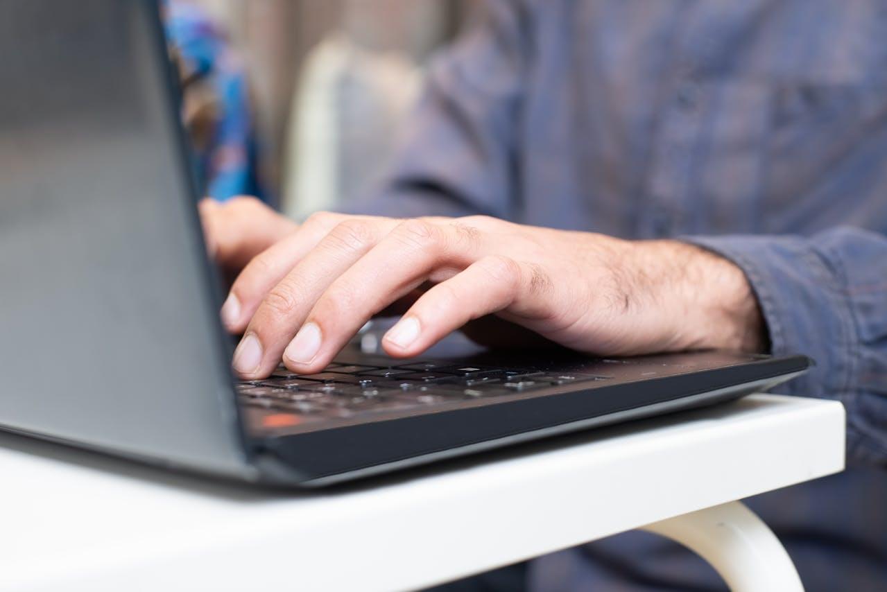 Процесс написания кода на ноутбуке